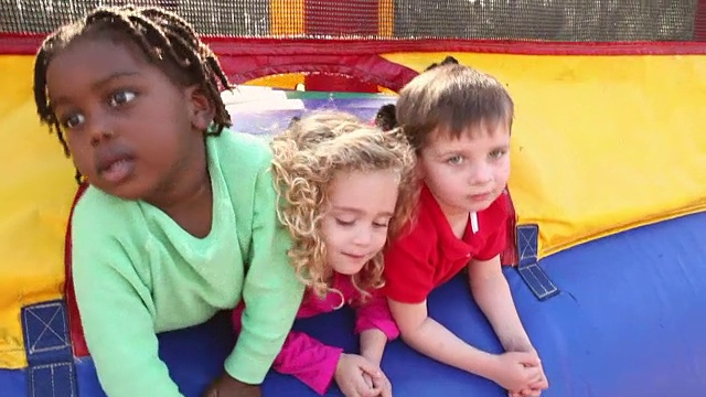 多民族儿童把头伸出充气城堡视频素材