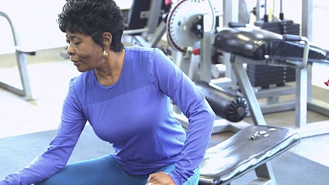 成熟的黑人女性在健身房举重视频下载