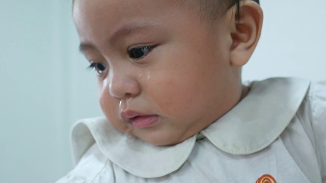 亚洲婴儿哭视频素材