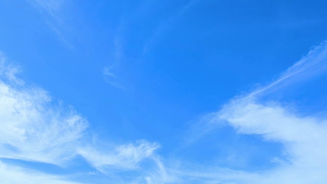 白云在蓝天中飘动视频下载