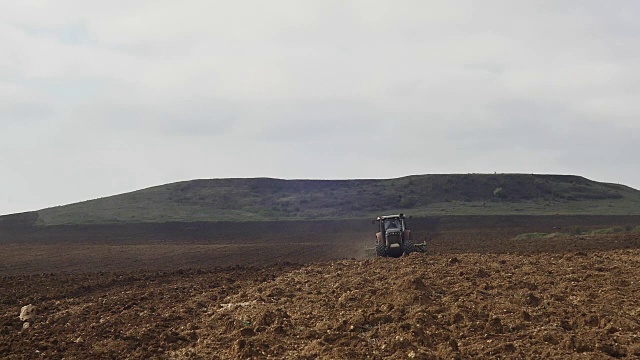 农用拖拉机在葡萄园地里播种、栽培视频下载