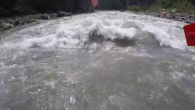 运动员在木筏中划桨，试图承受灾难性的河流波浪视频下载