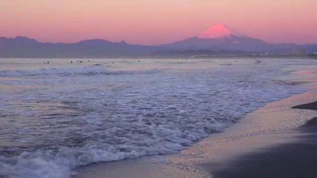 海滩和富士山上美丽的黎明视频素材