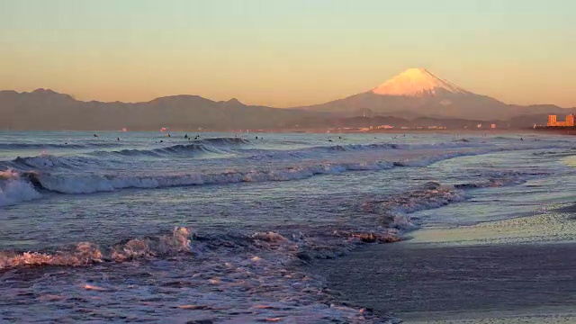 海滩和富士山上美丽的黎明视频素材
