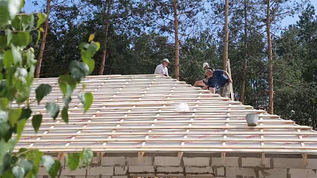 屋顶工人在屋顶上工作。屋顶的构造。视频素材