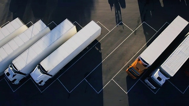 带货物/冰箱拖架的半挂卡车停在专用停车位上的空中俯视图。视频素材