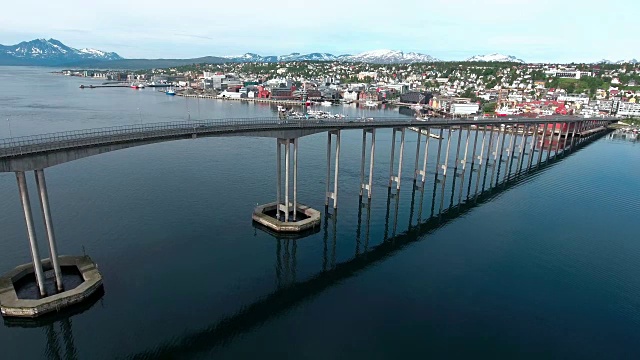 挪威特罗姆瑟市大桥航拍画面视频下载