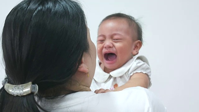 亚洲婴儿哭视频素材