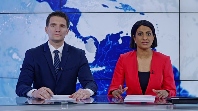 印度女主播和白人女主播主持新闻视频下载