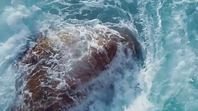 海浪拍打着岩石。无人机拍摄的航拍视频。翡翠海岸，撒丁岛，意大利视频下载