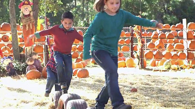 一群多民族儿童在秋天的节日里玩耍视频素材