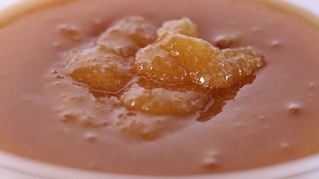 蜜在玻璃碗里的特写。视频素材