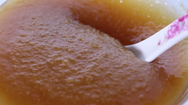 蜜在玻璃碗里的特写。视频素材