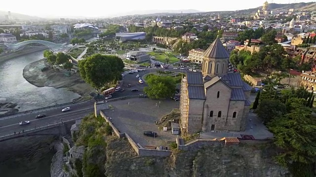 第比利斯Metekhi教堂鸟瞰图。乔治亚州视频下载
