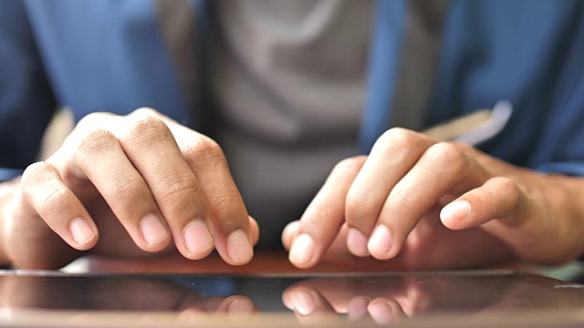 人类手指在数字平板电脑的虚拟键盘上打字，特写视频素材