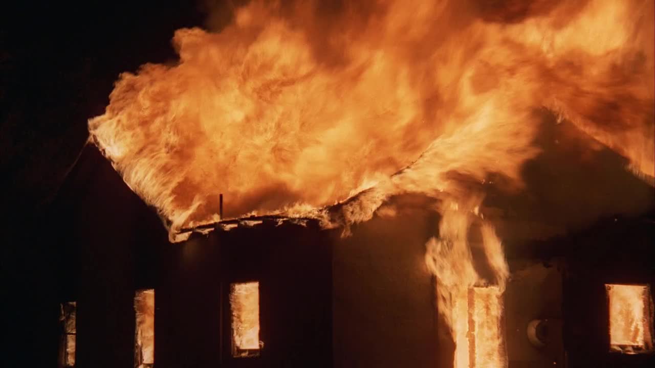 哥伦比亚大学，晚上燃烧大楼视频下载