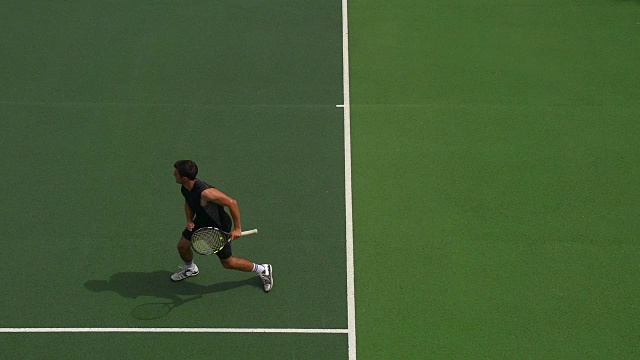 一名网球运动员发球并庆祝发球得分为A。视频素材