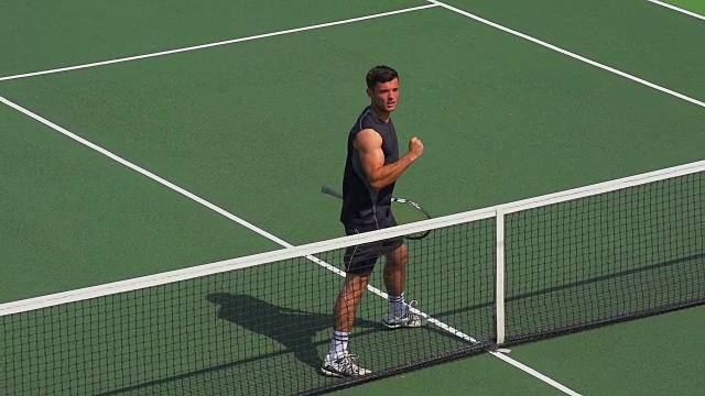 一名网球运动员击球并庆祝。视频素材