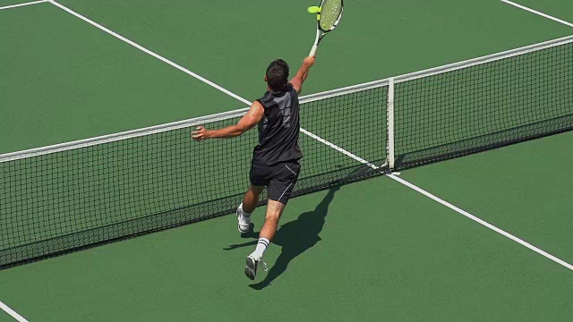 一名网球运动员庆祝一场比赛，一组和一场比赛。视频素材