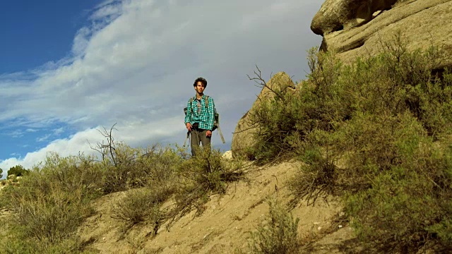这位30岁的年轻人，旅人，行走在美国犹他州。视频下载