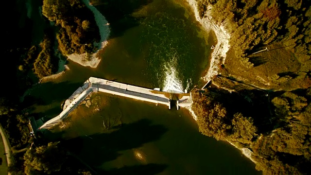 位于加拿大安大略省布鲁斯县布隆克顿沃尔克顿附近的苏金河上的大坝。无人机4K视频视频素材