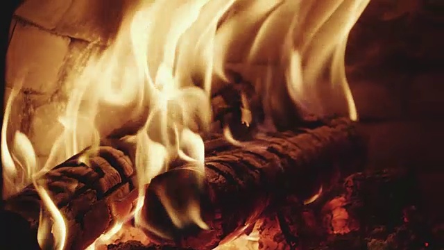 火焰在壁炉的特写视频素材