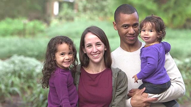 跨种族家庭一起站在户外视频下载