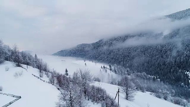 鸟瞰图在雾日落冬季山视频素材