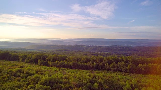 美国宾夕法尼亚州波科诺斯地区卡本县的吉姆·索普(毛奇·切克)和利哈伊河的无人机视图视频下载