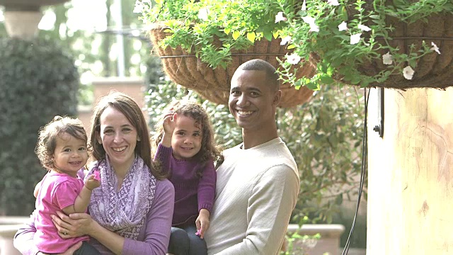幸福的混血儿家庭和两个小女孩视频素材