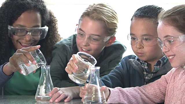 多民族儿童在化学实验室视频素材