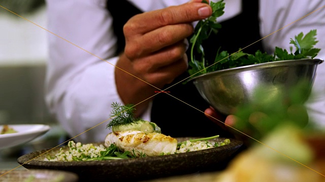 男厨师在盘子里装饰开胃菜视频素材