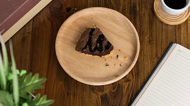 时间:在木盘和木桌上吃布朗尼巧克力蛋糕视频素材
