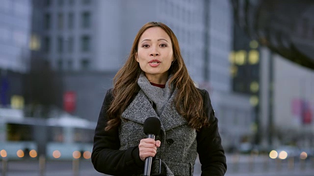 亚洲女记者住在市中心视频素材