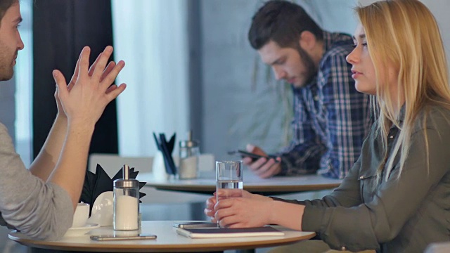男人和女人在咖啡馆喝咖啡，聊天和喝饮料视频素材