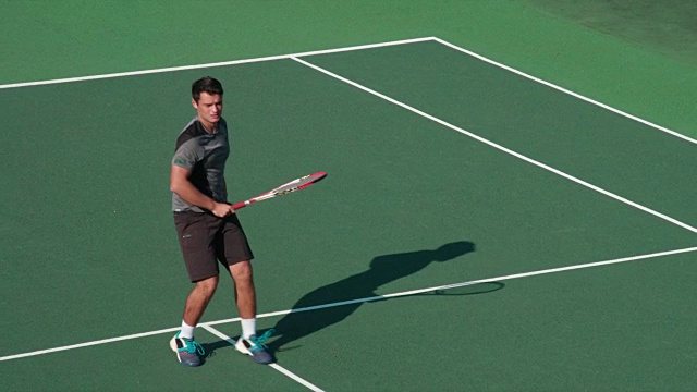 一个网球运动员以4K慢动作返回。视频素材
