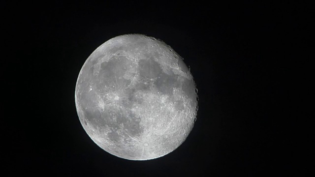 乌云之夜的满月视频素材