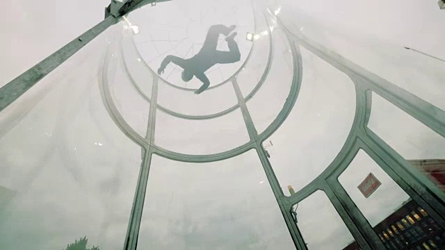 男子跳伞运动员在室内竞技场上跳伞。在风洞里飞行视频下载