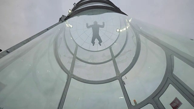 一名跳伞运动员在风洞里上下飞行。在跳伞隧道里飞行视频素材