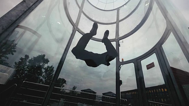 男子跳伞运动员在风洞里绕圈飞行。在风洞里飞行视频素材