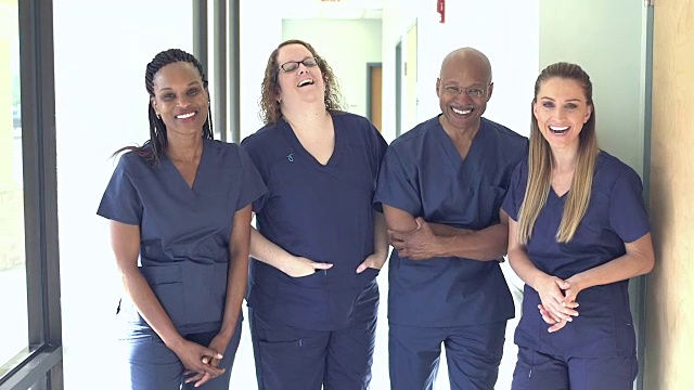 在医院工作的四名医生或护士视频素材