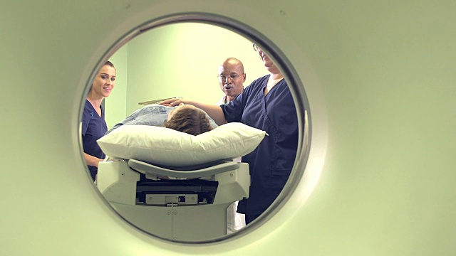 医学专业人士的观点，病人通过CT扫描仪视频素材