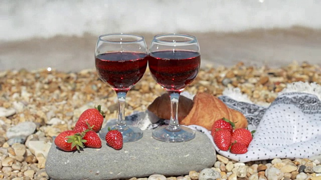 两杯红酒，水果和羊角面包，还能看到美丽的海景视频素材
