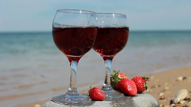 两杯红酒，再加上美丽的海景视频素材