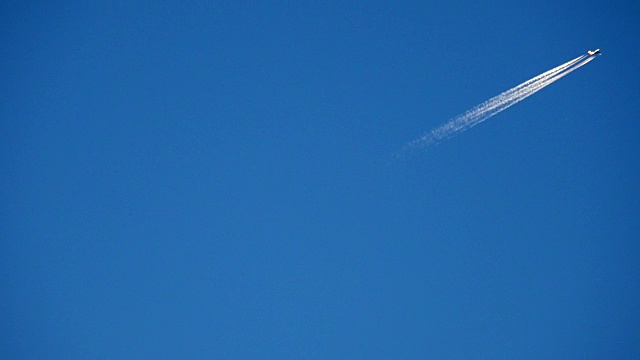 一架飞机在蓝天上留下的白色痕迹视频下载