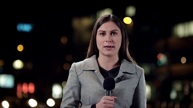 白人女记者晚上在城市进行报道视频素材