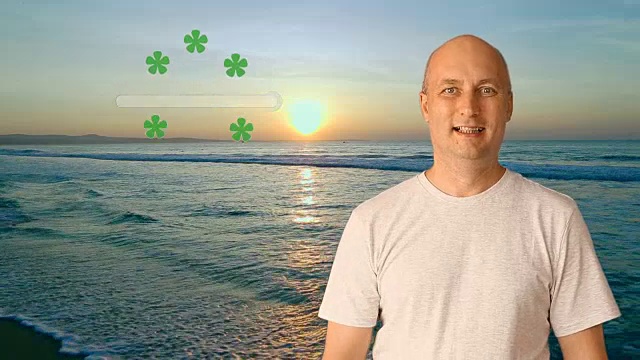 日落时分，一位成年男子站在海边的海滩上，显示出该度假村极好的评级。这片海滩有很高的五星分数，因为它又长又漂亮。视频素材