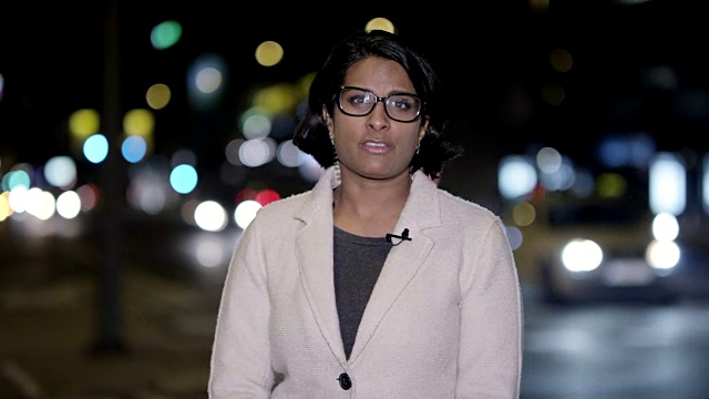 印度女新闻记者在市中心进行现场报道视频下载