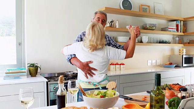 情侣在厨房跳舞视频素材