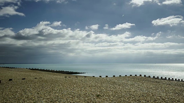 早春时节，乌云笼罩着英格兰南部海岸一片宁静的卵石海滩视频素材
